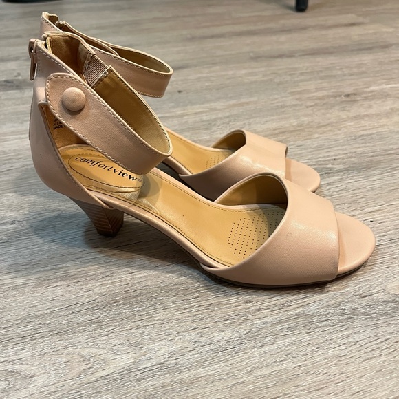 Tan Heels Comfort View. Size 8. - Picture 2 of 3